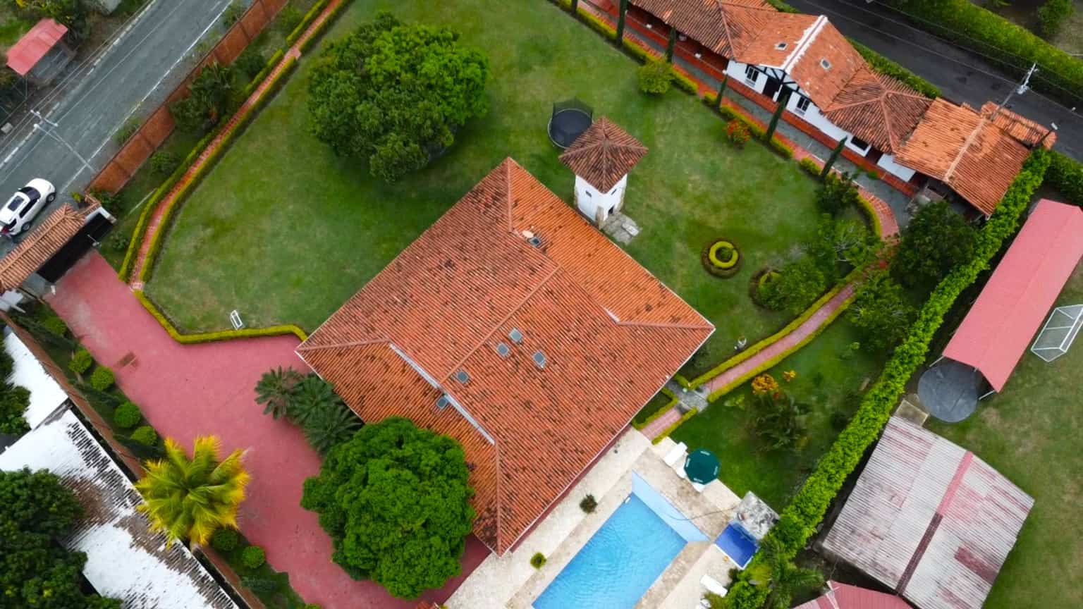 Finca privada con piscina y zonas verdes