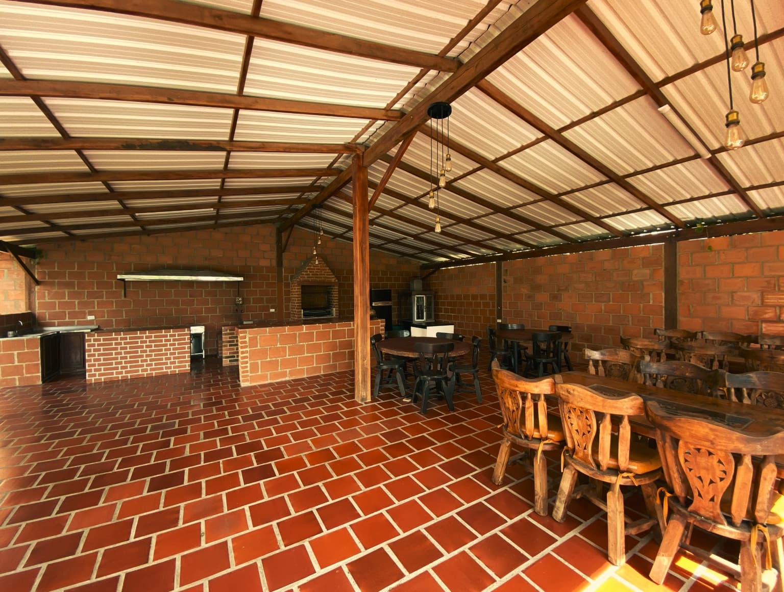 Parrilla y comedor cubierto
